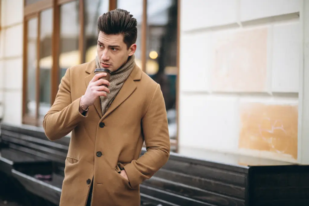 Estilo pompadour peinado masculino
