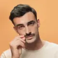 Tipos de bigote: elige el que mejor va contigo y aprende como cuidarlo